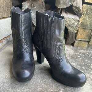 Apepazza Black heeled leather ankle boots with Western-Inspired DesignSz-7.5. Ps